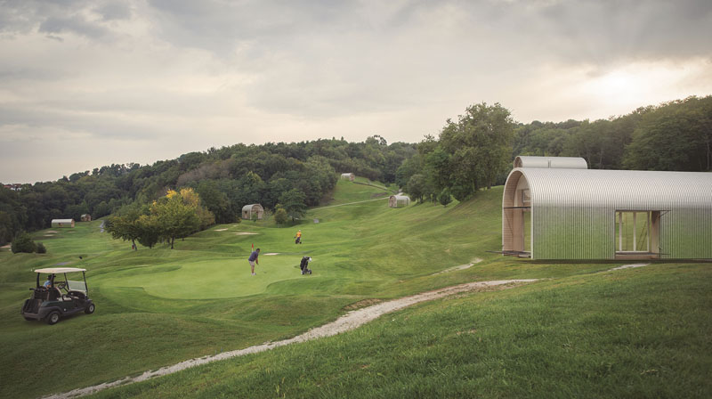 Casas de madera en un campo de golf