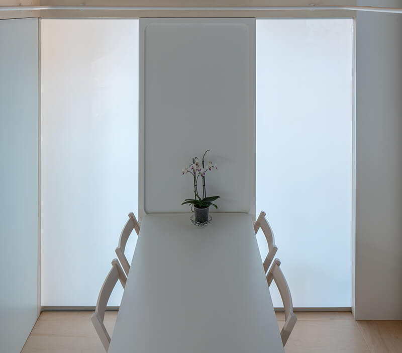 Comedor de color blanco de una casa modular